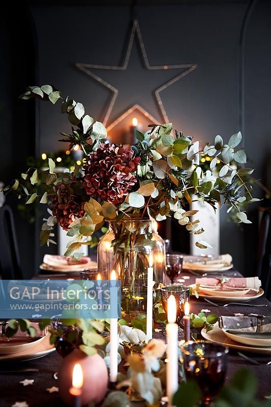 Vase de fleurs sur table à manger classique décorée pour Noël