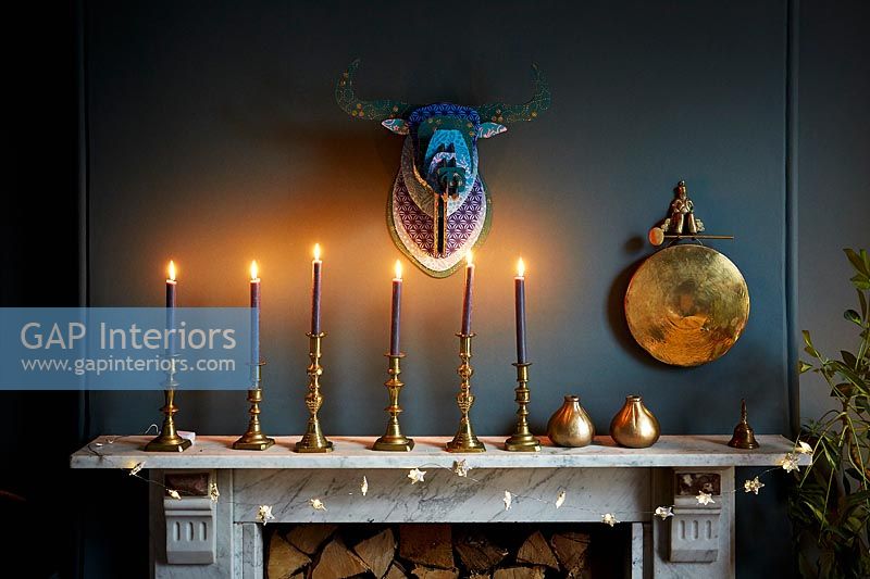 Tête de trophée au crochet décorative et bougies sur la cheminée