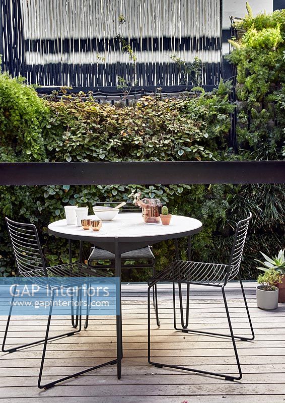 Table de style café sur petite terrasse