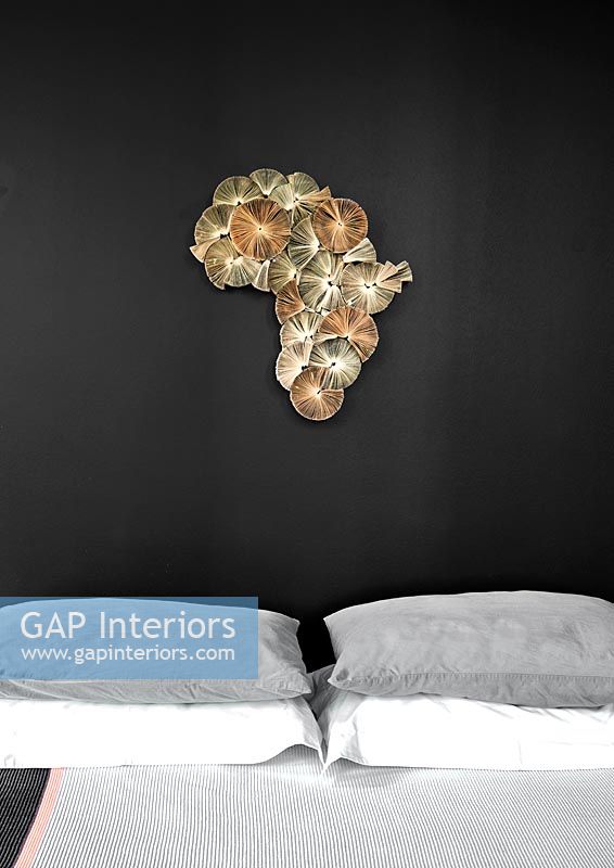Oeuvre d'Afrique texturée au-dessus du lit