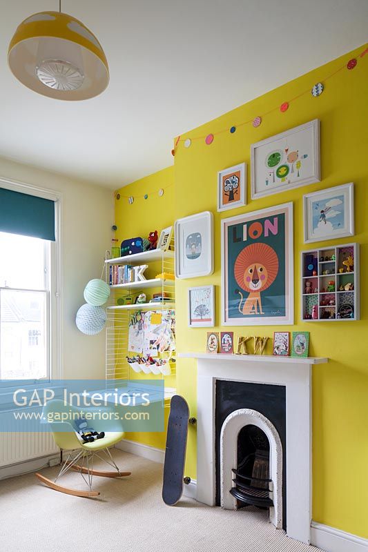 Chambre pour enfants avec mur caractéristique jaune vif