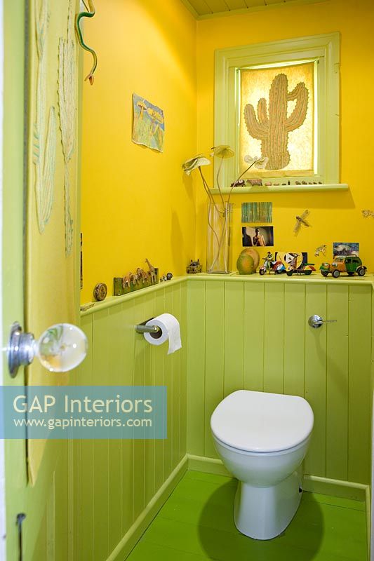 Toilettes vert et jaune vif