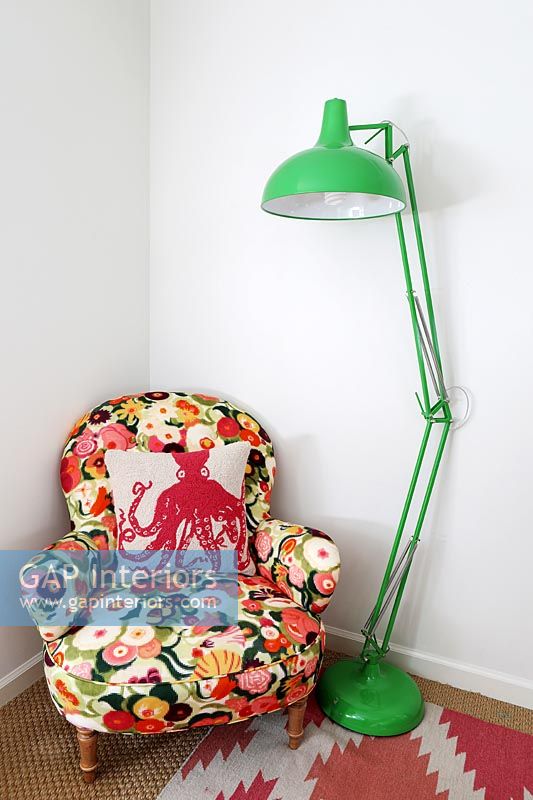 Fauteuil floral et grand lampadaire vert