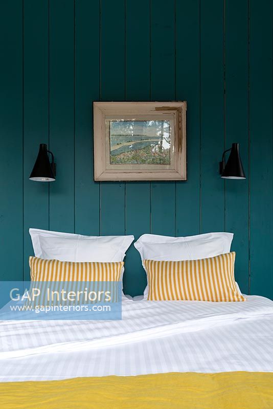Chambre de campagne avec murs en bois peint en bleu