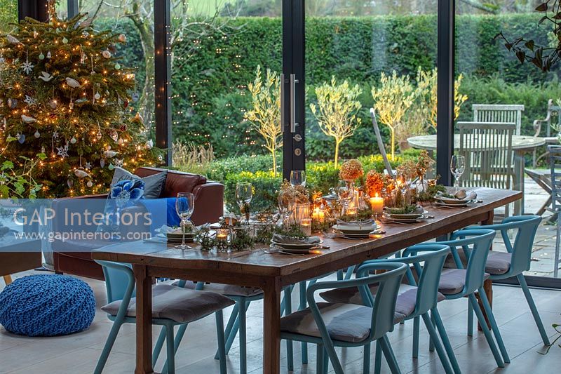 Salle à manger moderne avec vue sur le jardin - décorée pour Noël