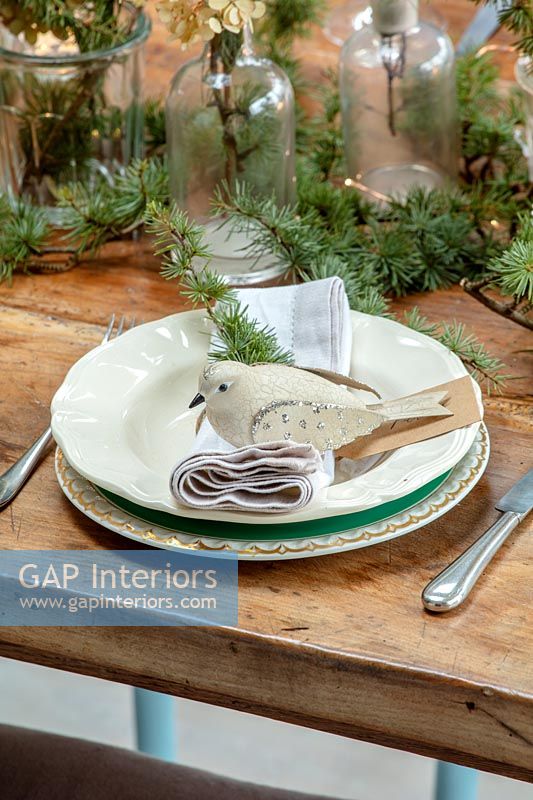 Colombe décorative décoration de Noël sur le réglage de la table à manger