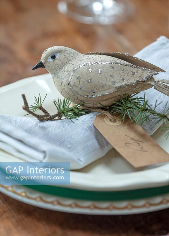 Décoration de colombe sur la table à manger à Noël
