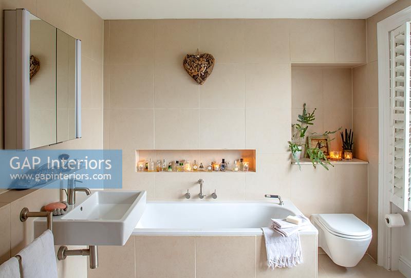 Salle de bain moderne en pierre et blanc