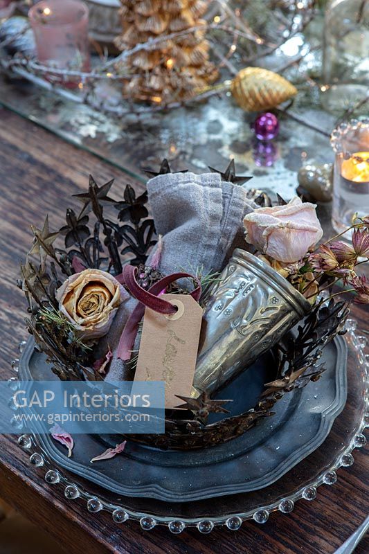 Couronne en métal et décorations sur table de Noël