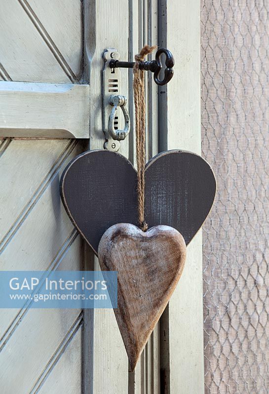 Coeurs en bois sculpté sur clé vintage dans la porte