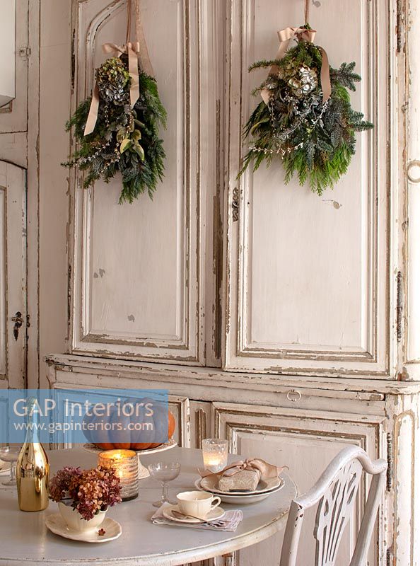 Portes d'armoires de cuisine vintage en cuisine-salle à manger décorées pour Noël