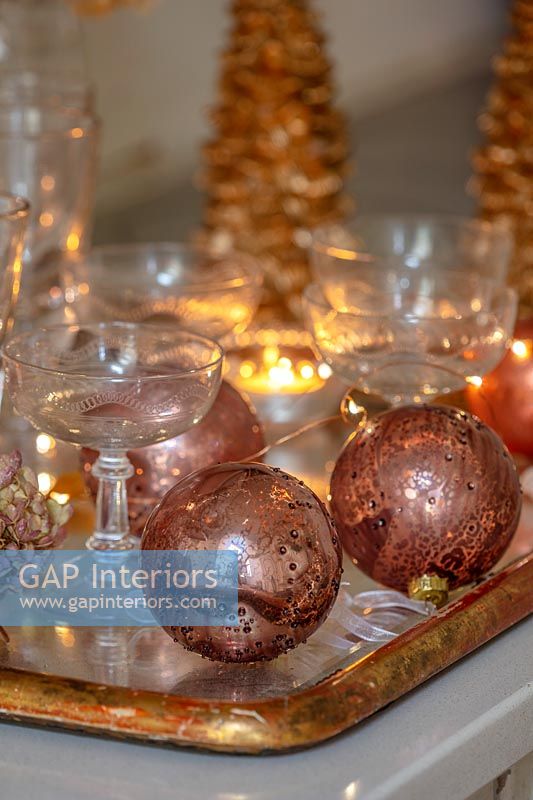 Plateau de décorations en bronze et or avec verres de champagne