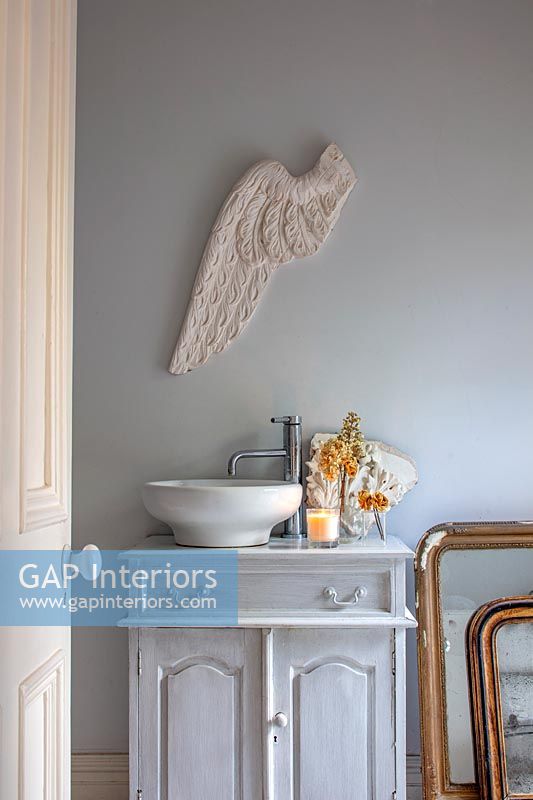 Aile d'ange en plâtre décoratif sur le mur de la salle de bain