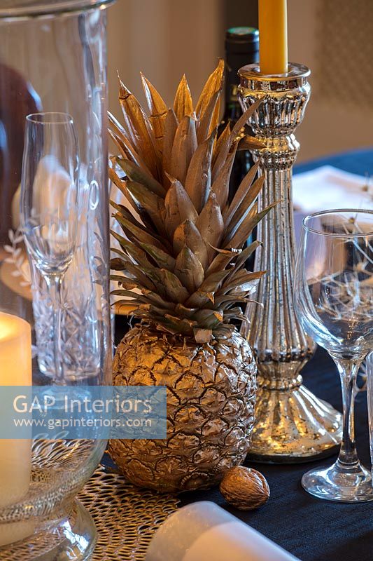 Ananas peint en or comme décoration de table à manger