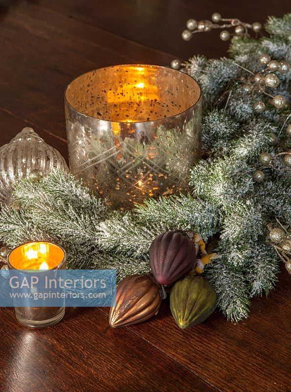 Décorations de Noël et bougies sur table