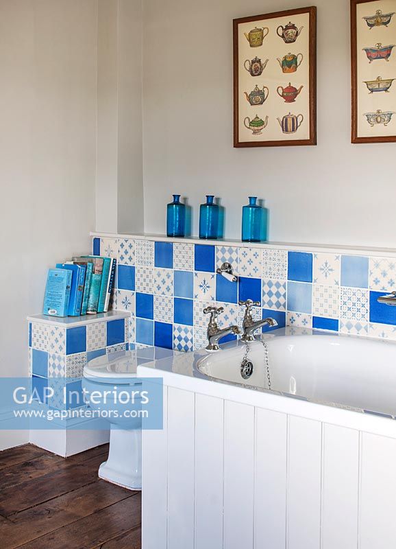 Carrelage bleu et blanc de style patchwork dans une salle de bain classique