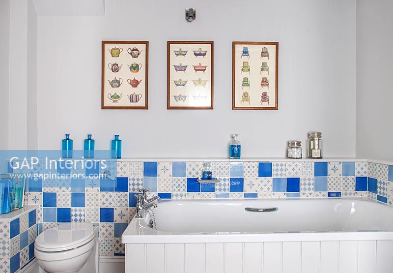 Carreaux de style patchwork bleu et blanc dans la salle de bain classique