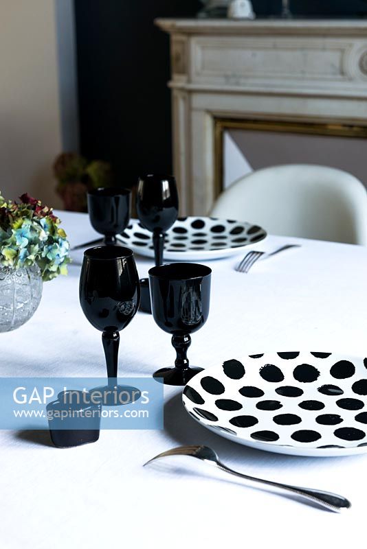 Vaisselle et verrerie noir et blanc sur la table à manger