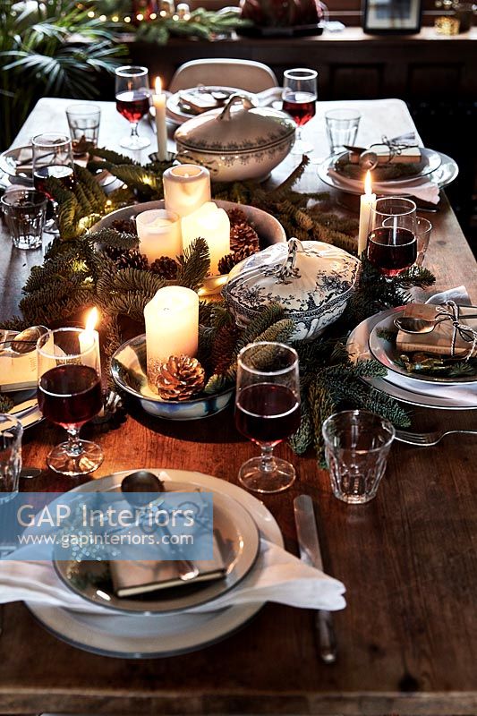 Table à manger rustique dressée pour le dîner de Noël