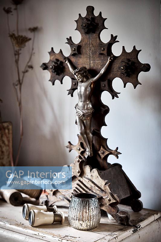 Crucifix vintage et autres objets décoratifs sur la table d'appoint