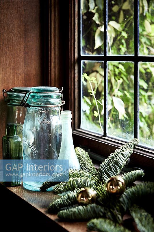 Bocaux en verre et décorations de Noël sur le rebord de la fenêtre