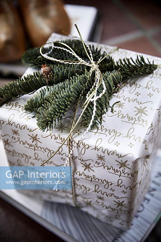 Brin de pin comme décoration sur les cadeaux de Noël