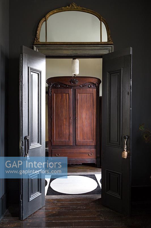 Portes intérieures peintes en noir ouvertes - armoire