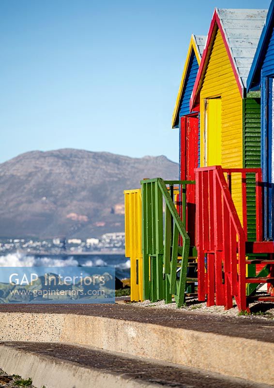 Cabines de plage colorées et vue côtière