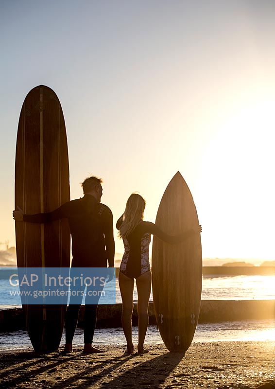 Homme femme, debout plage, à, coucher soleil, tenue, planches surf