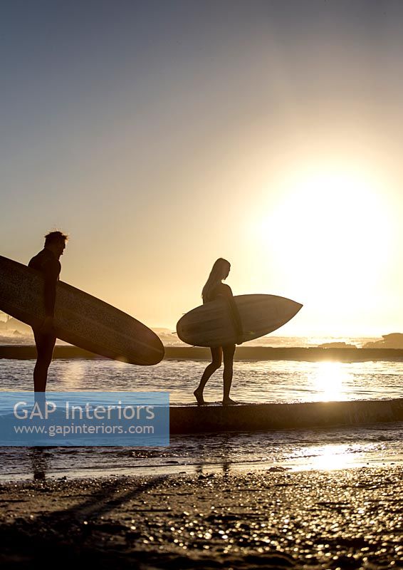 Homme femme, debout plage, à, coucher soleil, tenue, planches surf