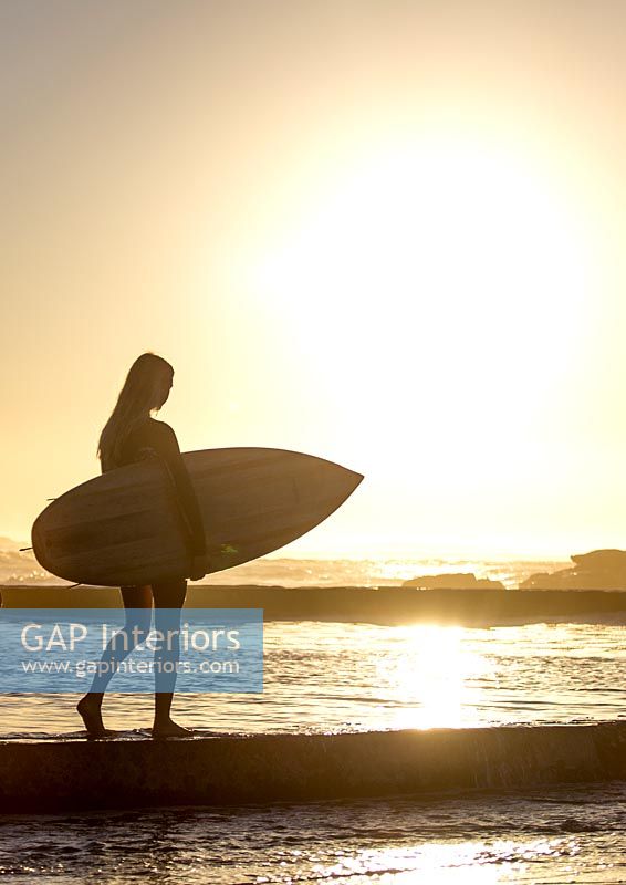 Femme, debout, plage, Coucher soleil, tenue, planche surf