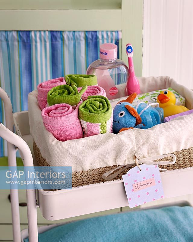 Panier de serviettes et jouets de bain et accessoires pour enfants