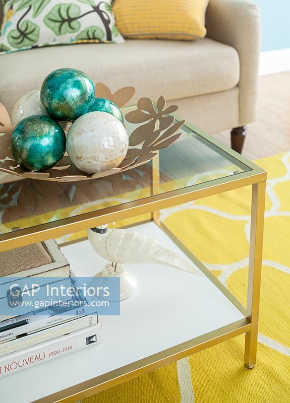 Boules décoratives sur table basse dans le salon coloré