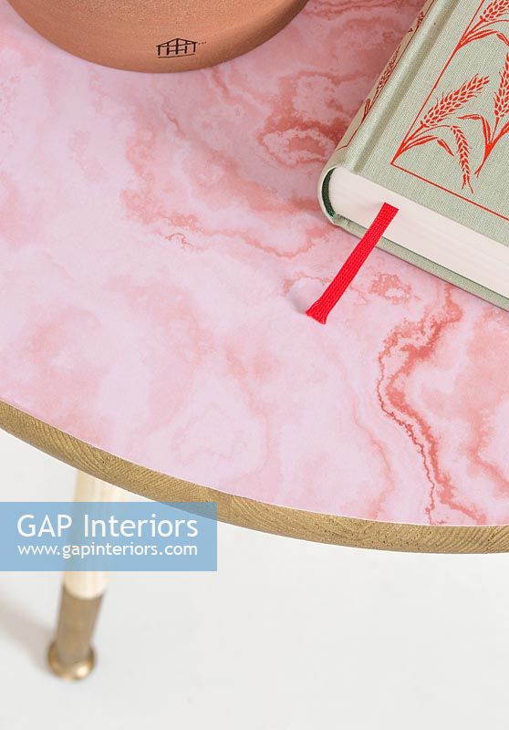 Table d'appoint rose - créée en couvrant avec du papier peint