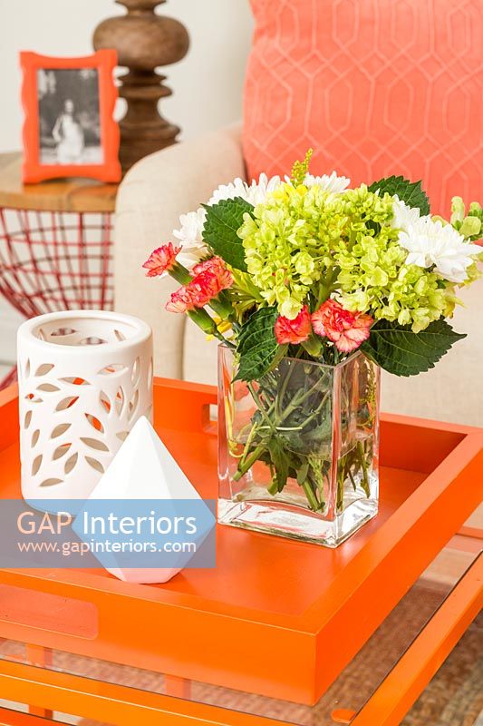 Arrangement de fleurs sur une table orange vif