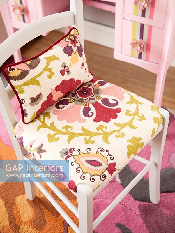 Housse de chaise en tissu coloré à motifs et coussin assorti