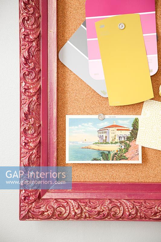 Panneau de liège encadré coloré avec des nuanciers et une carte postale épinglée