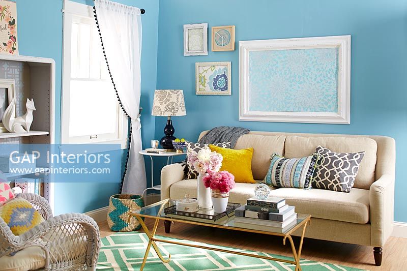 Salon moderne avec des murs peints en bleu vif