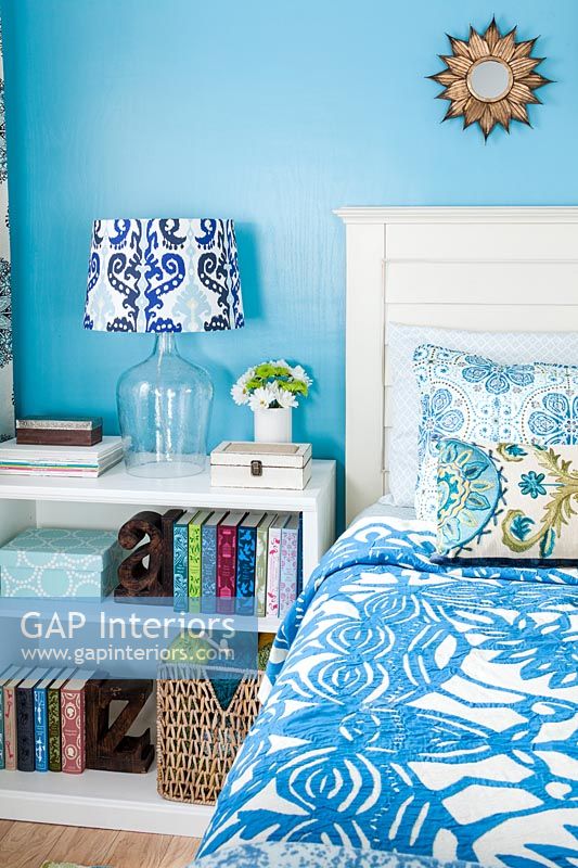 Chambre bleue avec mobilier blanc et accessoires à motifs
