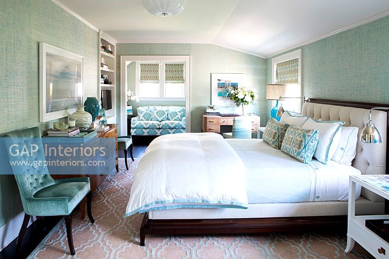 Chambre classique avec des murs et des meubles bleu sarcelle