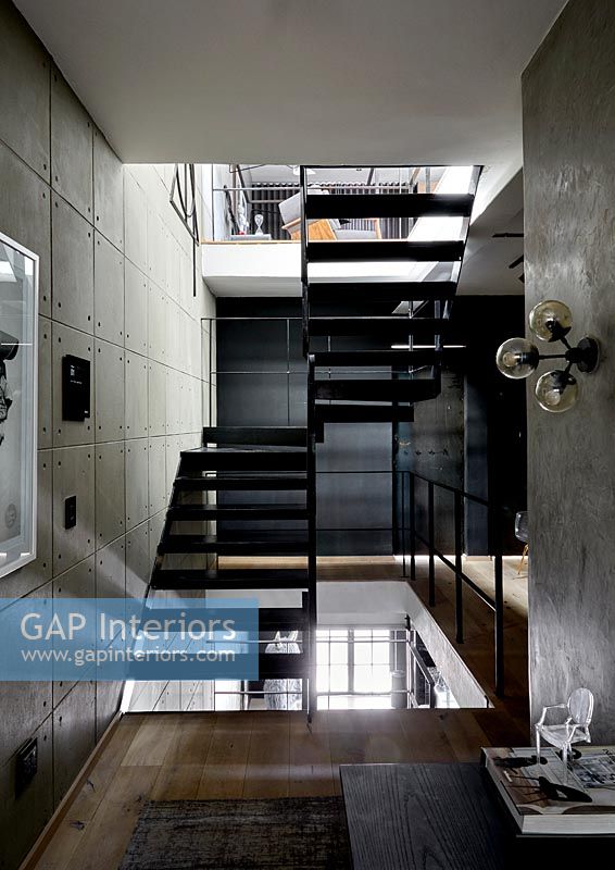 Vue de l'escalier en métal noir dans une maison industrielle