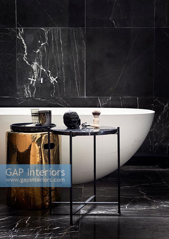 Carrelage en marbre dans une salle de bain moderne en noir et blanc