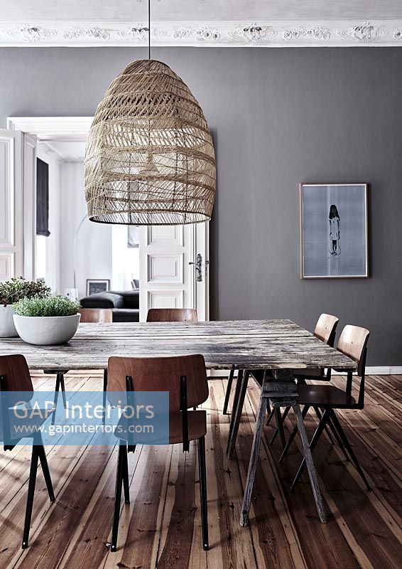 Table à manger en bois dans une salle à manger moderne avec des murs peints en gris