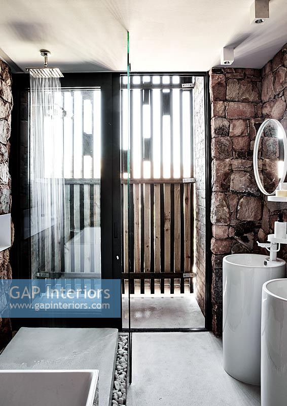 Salle de bain moderne avec mur en pierres apparentes