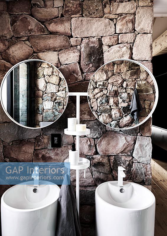 Salle de bain moderne avec mur en pierres apparentes - double vasque