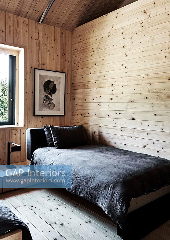 Chambre double contemporaine dans une cabane en bois