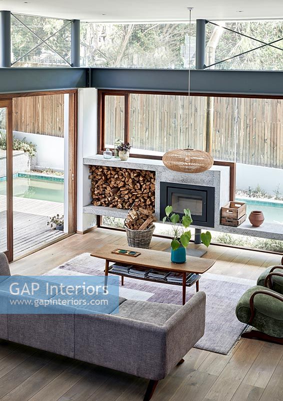 Salon vitré moderne avec poêle à bois