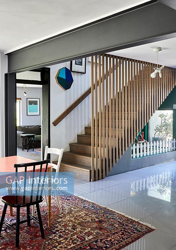 Escalier en bois à lattes dans un espace de vie ouvert moderne