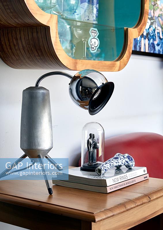 Lampe chrome moderne sur table d'appoint