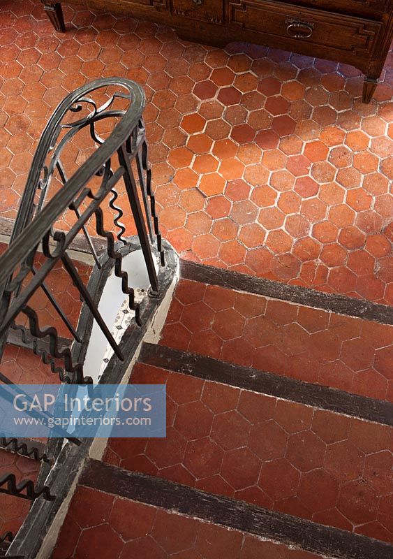 Carreaux de sol en terre cuite hexagonale sur escalier classique